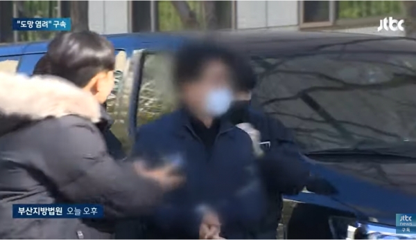 지난 5일 구속영장 실질심사를 받기 위해 부산지방법원에 출석하고 있는 이재명 더불어민주당 대표 암살미수범 김 씨.(출처 : JTBC 뉴스 영상 갈무리/굿모닝충청 조하준 기자)