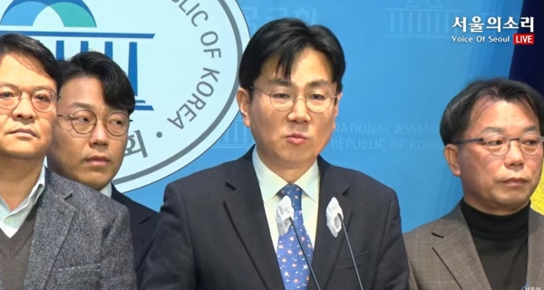 지난 10일 이낙연 전 대표 및 원칙과 상식 소속 의원들의 탈당에 대해 비판, 성토하는 기자회견을 연 더민주전국혁신회의의 모습.(출처 : 서울의소리 영상 갈무리/굿모닝충청 조하준 기자)