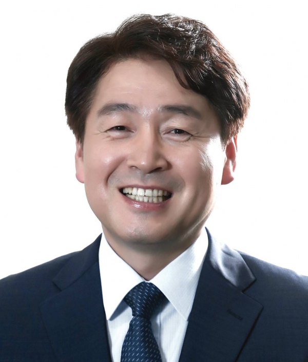 역시 불법 정치 자금 수수 혐의에 연루되어 있는 더불어민주당 기동민 의원. 하지만 그 역시도 서울 성북구 을 예비후보 심사에서 '적격' 판정을 받았다.(사진 출처 : 기동민 의원 페이스북)