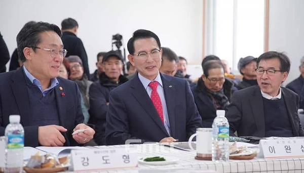 충남도가 해양수산부에 가로림만 국가해양생태공원 타당성 재조사 통과 등 주요 현안에 대한 적극적인 지원을 요청했다. (서산시 제공: 왼쪽부터 강도형 해양수산부 장관, 이완섭 서산시장, 전형식 충남도 정무부지사/ 굿모닝충청=김갑수 기자)