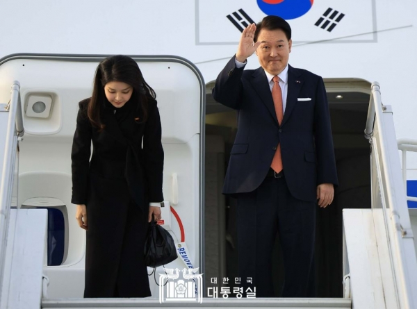 윤석열 대통령과 김건희 여사가 지난해 12월 14일 네덜란드 국빈 방문을 마치고 암스테르담 공항을 출발하고 있다(사진=대통령실 제공)