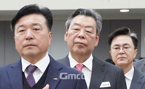 가세로 태안군수가 중부권 동서횡단철도 연장과 가로림만 해상교량 건설 등 지역 주요 현안에 대한 도 차원의 관심을 호소했다. (왼쪽부터 최재구 예산군수, 가세로 태안군수, 김태흠 충남지사. 사진=굿모닝충청 이종현 기자)