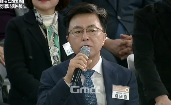 김태흠 충남지사는 26일 “도로와 철도 구축망 계획은 5년마다 세운다. 2021년 이 계획이 수립됐고 다음은 2026년”이라며 “그때는 대통령 임기가 끝나갈 무렵이다. 올해 또는 내년 초 수정이 필요하다”고 말했다. (사진=중계화면 갈무리/굿모닝충청=이종현 기자)