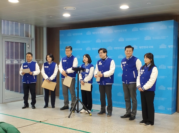 황정아 박사, 신용한 교수 등 더불어민주당 영입인재들이 27일 국회에서 기자회견을 하고 있다(사진=굿모닝충청 이동우 기자)