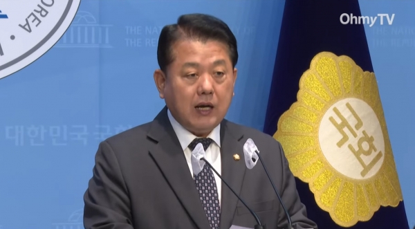 김병주 의원이 29일 국회 소통관에서 윤석열 정부의 대일외교를 비판하는 기자회견을 하고 있다. (사진=오마이TV 갈무리)