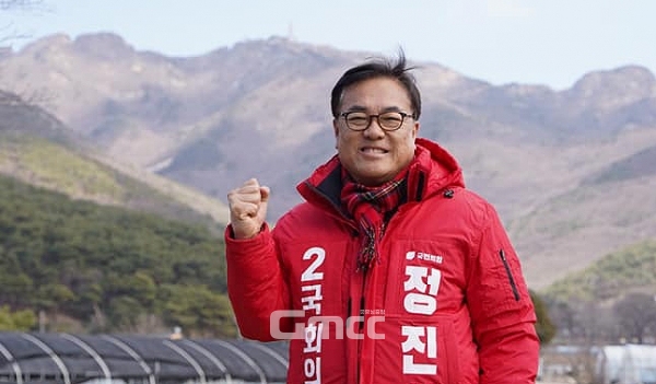 정진석 국민의힘 국회의원(충남공주·부여·청양)은 10일 “민족의 명산인 계룡산에 환경관광 곤돌라를 설치해 노약자나 장애인도 정상에 오를 수 있도록 하겠다”고 말했다. (자료사진: 페이스북/ 굿모닝충청=김갑수 기자)