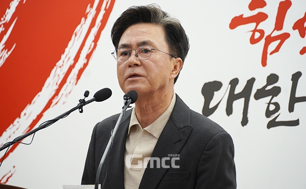 김태흠 충남지사가 13일 충남아산프로축구단(이하 충남아산FC)의 붉은색 유니폼 착용 논란과 관련 유감을 표명했다. (사진=굿모닝충청 이종현 기자)