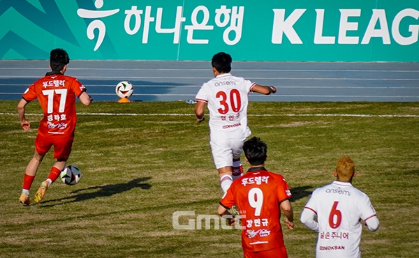 한편 충남아산FC 선수들은 지난 9일 아산 이순신종합운동장에서 열린 K리그2 홈 개막전에 붉은색 유니폼을 착용했다. (사진=굿모닝충청 이종현 기자)