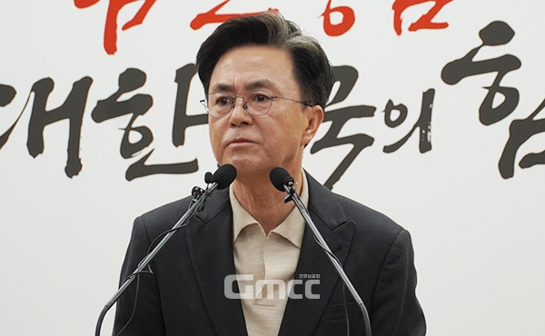 김태흠 충남지사가 국민의힘 정진석 국회의원(충남공주·부여·청양)의 국립의대·부속병원 공주 설치 공약에 대해 말을 아꼈다. (사진=굿모닝충청 이종현 기자)