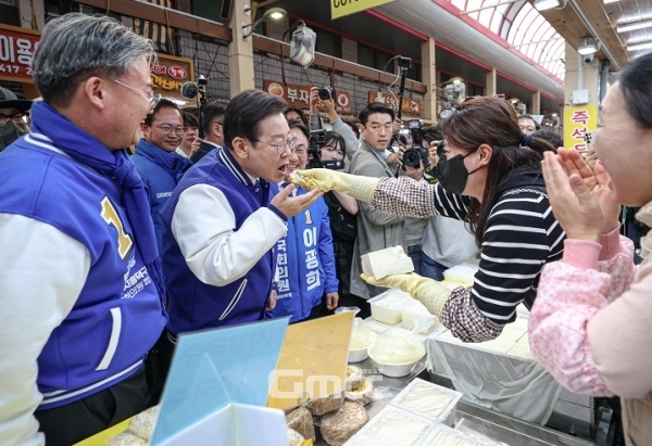 청주육거리시장을 방문한 이재명 더불어민주당 대표가 상인들