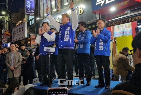 지난 14일 청주를 방문한 이재명 대표와 청주권 공천자들과 함께 거리유세를 펼치는 이연희 예비후보. 사진=굿모닝충청 김종혁 기자