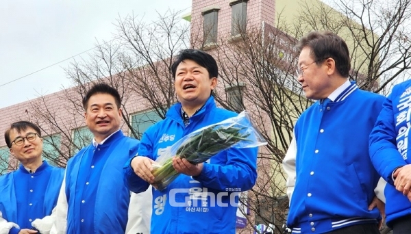 22일 더불어민주당 총선 주자들이 충남 아산 온양온천역 광장에서 회심의 파 개그를 선보였다.(사진=굿모닝충청 박종혁 기자)