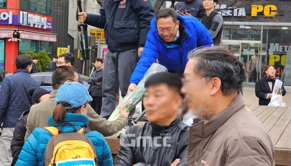 주인의 품으로 돌아가는 파.(사진=굿모닝충청 박종혁 기자)