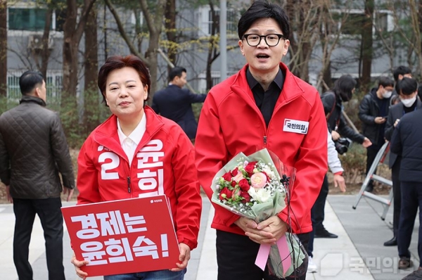 국민의힘 한동훈 총괄선대위원장이 25일 서울 중성동갑에 출마하는 윤희숙 후보와 함께 왕십리역 광장에서 시민들에게 인사하고 있다(사진=국민의힘)