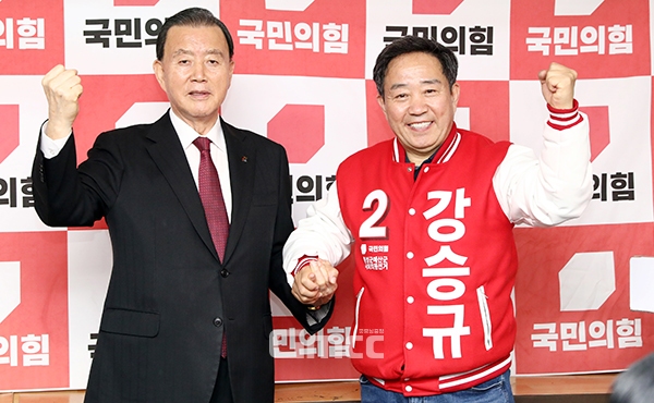 국민의힘 홍문표 국회의원(충남홍성·예산)이 같은 당 강승규 후보 지지를 선언했다. (사진=강승규 후보 캠프 제공/굿모닝충청=이종현 기자)