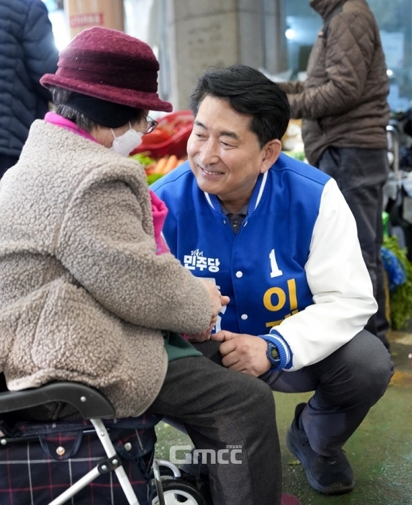 주민을 만나고 있는 보은옥천영동괴산의 민주당 이재한 예비후보. 사진=굿모닝충청 김종혁 기자