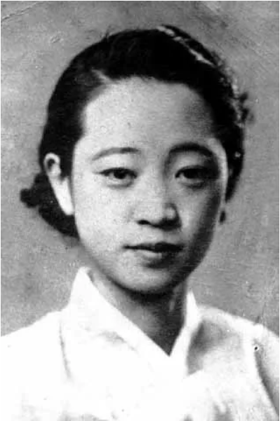 친일 여류문인 노천명의 모습. 그는 평소 남성들에게 결벽증적인 태도로 일관하며 도도하고 오만무례하게 굴었지만 정작 절대 강자인 일제 앞에서는 낭창낭창하게 휘어지며 친일 시도 여러 편이나 썼던 친일반민족행위자였다.(사진 출처 : 네이버 이미지)