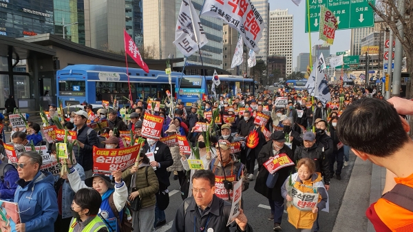 윤석열 대통령의 '875원 대파 발언'에 맞서 대파를 들고 행진하는 촛불시민들의 모습.(사진 : 굿모닝충청 조하준 기자)