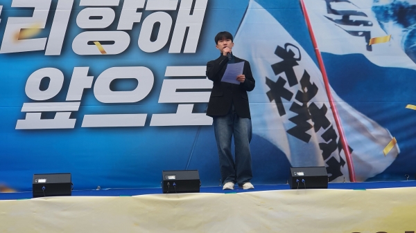 최근 벌어진 국정원의 불법 민간인 사찰 사건에 대해 비판한 대진련 소속의 양희원 씨.(사진 : 굿모닝충청 조하준 기자)