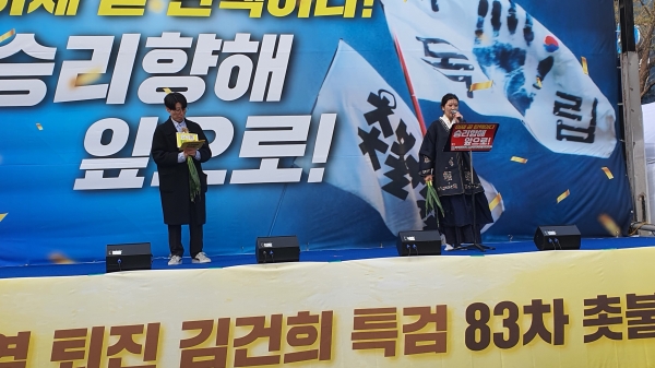 영화 파묘를 패러디한 백지의 퇴진 뉴스 공연.(사진 : 굿모닝충청 조하준 기자)