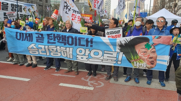 행진하는 촛불시민들의 행렬. 윤석열 대통령의 '875원 대파 발언'에 맞서 대파를 든 모습이 인상적이다.(사진 : 굿모닝충청 조하준 기자)