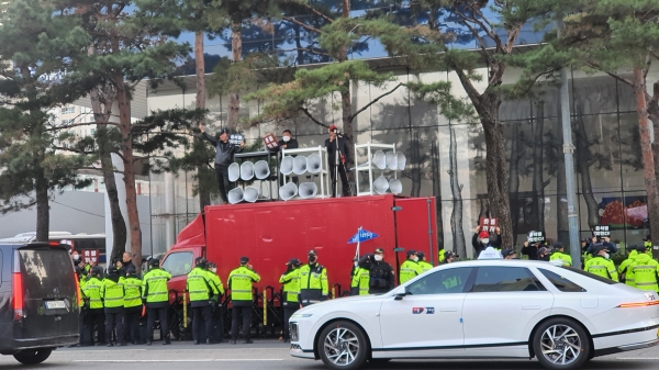 촛불시민들을 향해 손가락 욕설을 하고 도발적인 구호를 쏟아내며 자극하는 신자유연대 대표 김상진의 모습.(사진 : 굿모닝충청 조하준 기자)