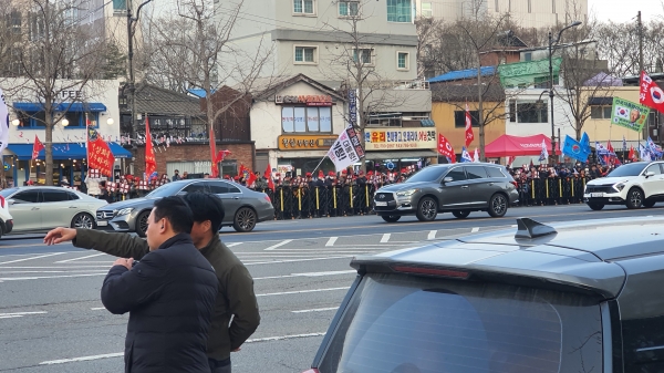 신자유연대 소속 노인들은 하나같이 요란하게 해병대 군복을 입고 빨간색 모자를 쓰고 왔지만 이들이 정말 해병대 소속인지는 알 길이 없다. 이 노인들은 모두 촛불시민들을 향해 온갖 입에 담지도 못할 욕설을 쏟아냈다.(사진 : 굿모닝충청 조하준 기자)