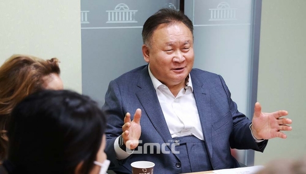 국민의힘 이상민 국회의원(대전유성구을)은 18일 “시중에는 ‘대통령 부인이 인사나 정무에 개입을 한다’ (그게 낭설일 수 있고 과장된 것일 수도 있는데) 이런 소문이 막 떠돌고 있다”며 “대통령이 일절 이런 일이 없도록, 그런 소문이 나지 않게끔 미연에 예방책을 강구해야 한다”고 말했다. (자료사진: 페이스북/ 굿모닝충청=김갑수 기자)