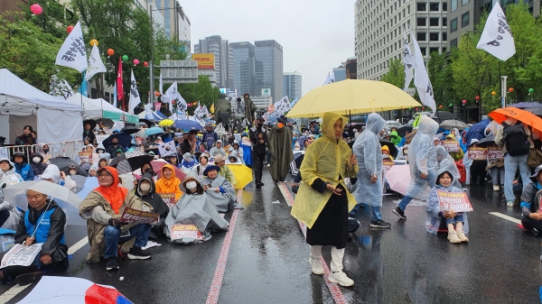 20일 서울 시청역-숭례문 앞 대로에서 열린 4월 전국집중촛불집회에 참석한 시민들의 모습.(사진 : 굿모닝충청 조하준 기자)