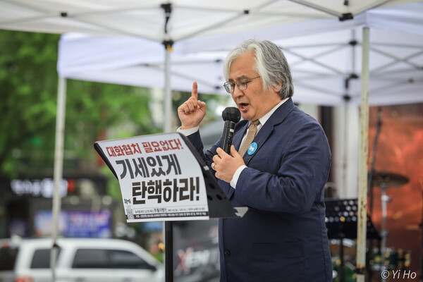 발언하는 김민웅 촛불행동 상임대표의 모습.(사진 : 촛불행동 이호 작가)