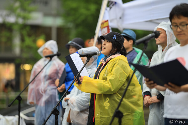 윤석열 탄핵 결의문을 낭독하는