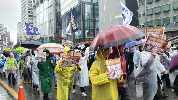 행진하는 촛불시민들의 행렬.(사진 : 굿모닝충청 조하준 기자)