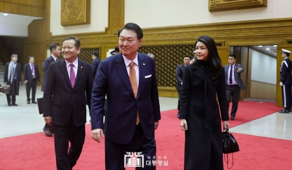 윤석열 대통령과 김건희 여사가 지난해 12월 15일, 네덜란드 국빈방문을 마치고 서울공항을 통해 귀국하고 있다. 김 여사의 사진은 이날을 마지막으로 더 이상 찾아볼 수 없다(사진=대통령실)