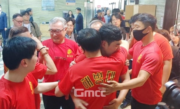 2일 국회 본 회의에서 채 상병 특검법이 통과한 뒤 얼싸안고 환호하는 해병대예비역연대 회원들의 모습.(사진 : 굿모닝충청 설인호 기자)