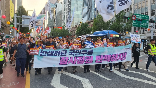 행진하는 촛불시민들의 모습.(사진 : 굿모닝충청 조하준 기자)