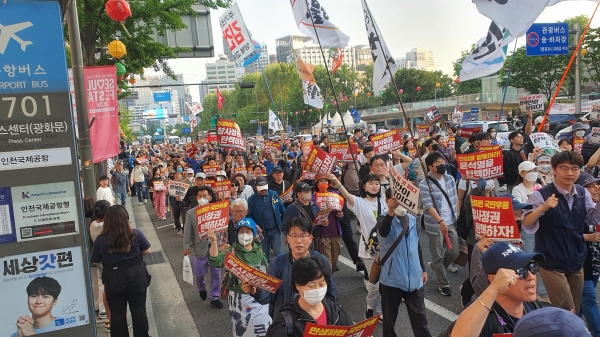 행진하는 촛불시민들의 모습.(사진 : 굿모닝충청 조하준 기자)