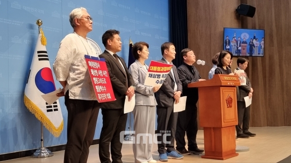 이채양명주시민연대, 민생경제연구소, 해병대예비역연대, 검사를검사하는변호사모임 대표는 7일 오전 국회 소통관에서 'EBS 언론 장악'을 규탄하는 기자회견을 열었다. (사진=굿모닝충청 설인호 기자)