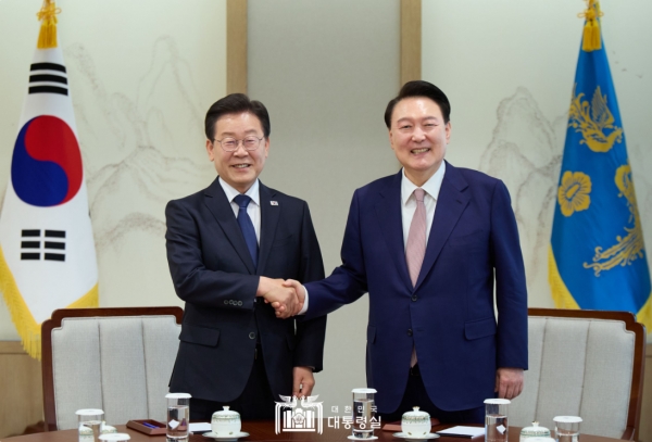 지난 4월 29일 열린 영수회담에서 악수를 나누고 있는 이재명 더불어민주당 대표(좌)와 윤석열 대통령(우)의 모습.(사진 출처 : 대통령실 홈페이지)