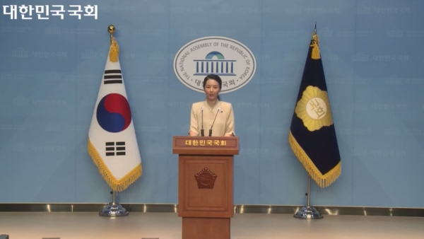 조국혁신당 강미정 대변인이 지난 15일 국회서 기자회견을 하고 있다(사진=국회방송 캡처)