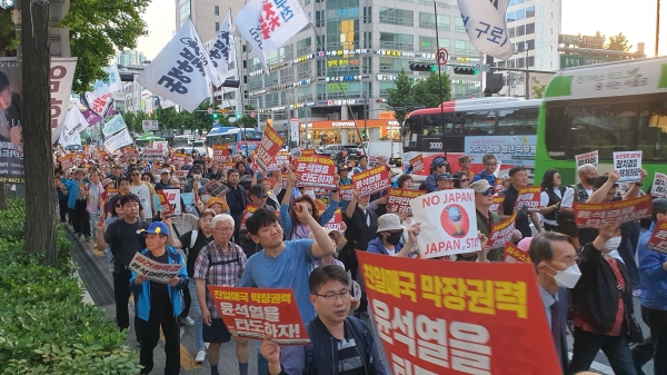 행진하는 촛불시민들의 모습.(사진 : 굿모닝충청 조하준 기자)