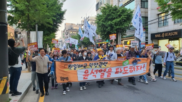 행진하는 촛불시민들의 모습.(사진 : 굿모닝충청 조하준 기자)