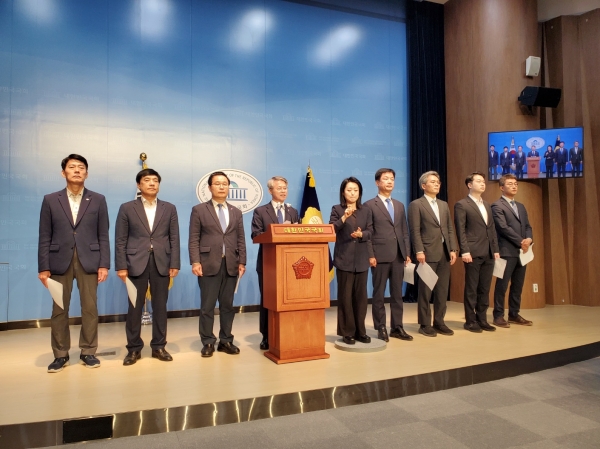 더불어민주당 정치검찰 사건 조작 특별대책단이 22일 국회서 기자회견을 하고 있다(사진=굿모닝충청 이동우 기자)