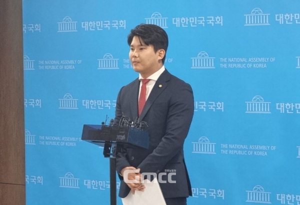 국민의힘 김근태 의원이 28일 오전 국회 소통관에서 기자회견 후 기자들의 질문에 답하고 있다.(사진=굿모닝충청 설인호 기자)