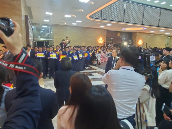 더불어민주당, 조국혁신당 등 야당 의원들이 28일 국회 본회의장 앞에서 '해병대원 특검법' 통과를 촉구하는 피켓시위를 벌이고 있다(사진=굿모닝충청 이동우 기자)