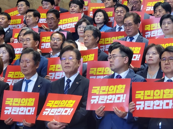 '해병대원 특검법'이 28일, 국회에서 최종 부결된 후 더불어민주당 등 야 6당은 국회 본청 로텐더홀 계단에서 규탄집회를 열었다(사진=굿모닝충청 이동우 기자)