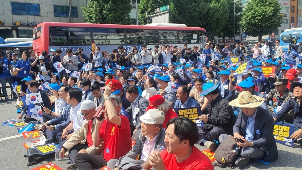 집회에 참석한 더불어민주당 정치인들과 해병대예비역연대 회원들, 시민들의 모습.(사진 : 굿모닝충청 조하준 기자)