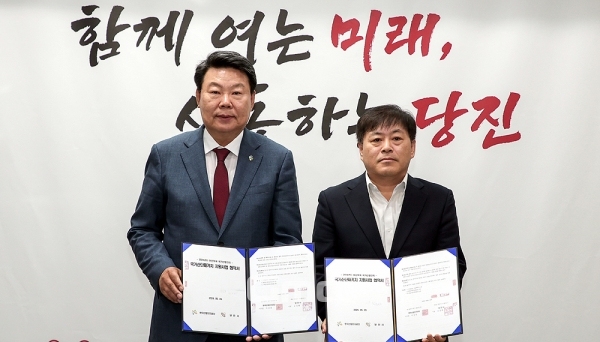 충남 당진시는 3일 한국산업단지공단(산단공)과 ‘산업단지 패키지 지원사업’ 협약을 체결했다. (당진시 제공: 왼쪽부터 가세로 군수와 최경용 충청지역본부장/ 굿모닝충청=김갑수 기자)