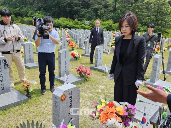 허은아 개혁신당 대표가 5일 대전현충원을 방문해 채 상병 묘소 참배를 하고 있다. (굿모닝충청=최영규 기자)