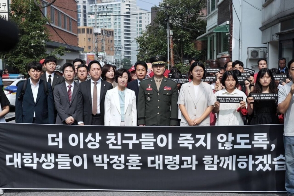 해병대 전 수사단장 박정훈 대령을 찾아가 연대의 의사를 밝힌 더불어민주당 추미애 의원.(사진 출처 : 추미애 의원 페이스북)