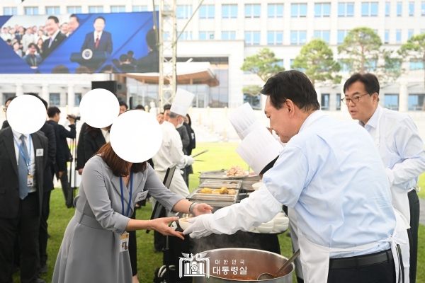 지난 24일 대통령실 출입 기자들을 상대로 열린 만찬 당시 모습.(사진 출처 : 대통령실 홈페이지)